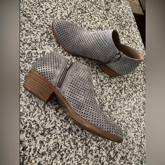 Lucky Brand Baylah2 Steel Grey Oiled
Suede Booties Size 9 - Picture 7 of 9